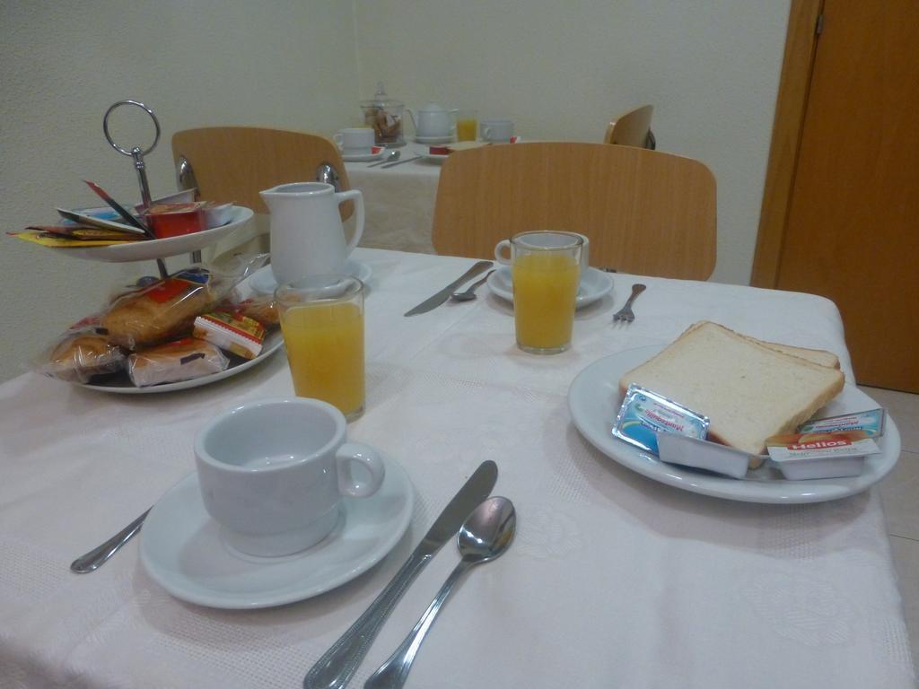 Hostal El Val Alcalá de Henares Exteriör bild
