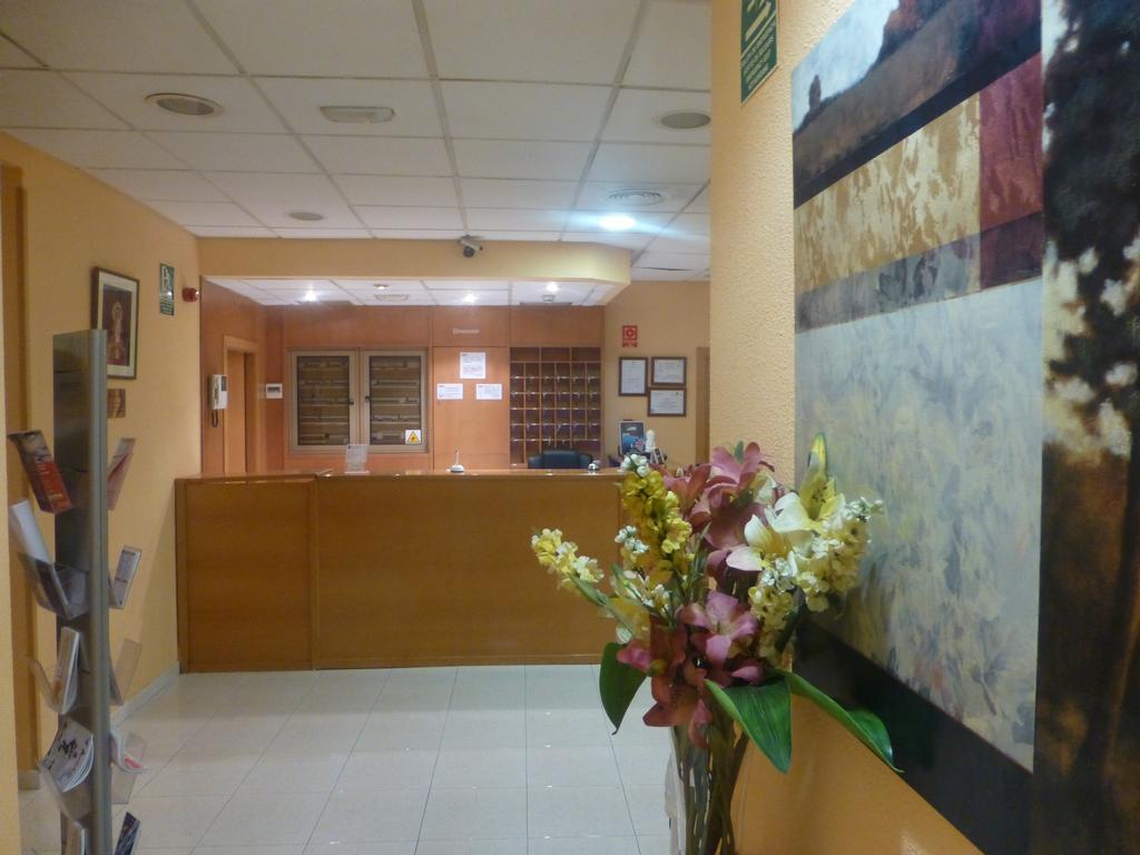 Hostal El Val Alcalá de Henares Exteriör bild