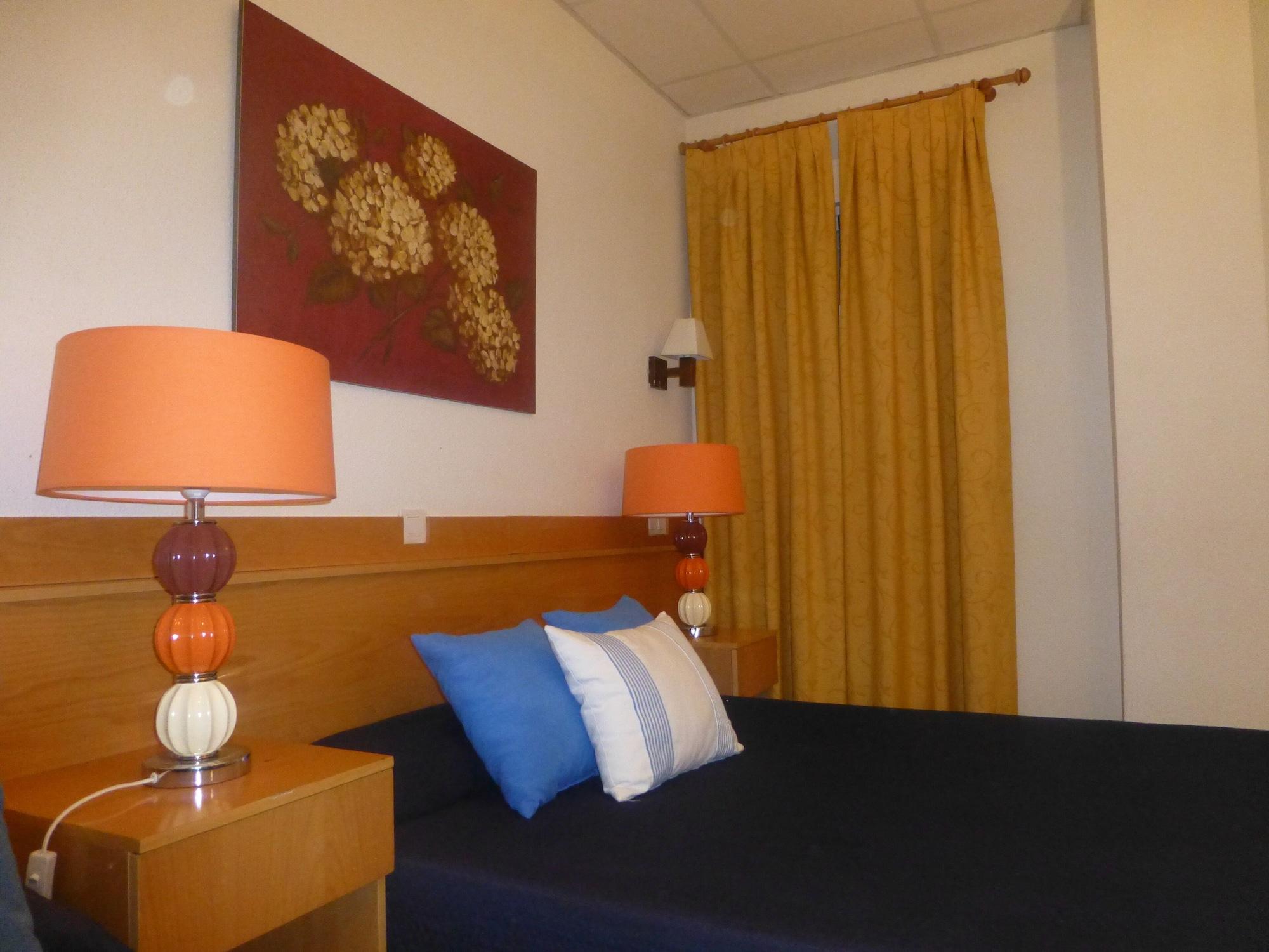 Hostal El Val Alcalá de Henares Exteriör bild