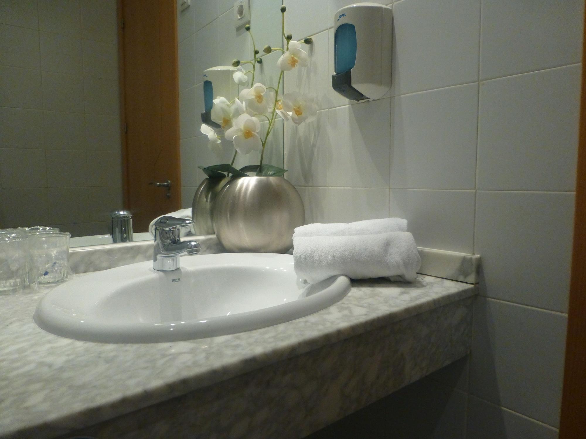 Hostal El Val Alcalá de Henares Exteriör bild