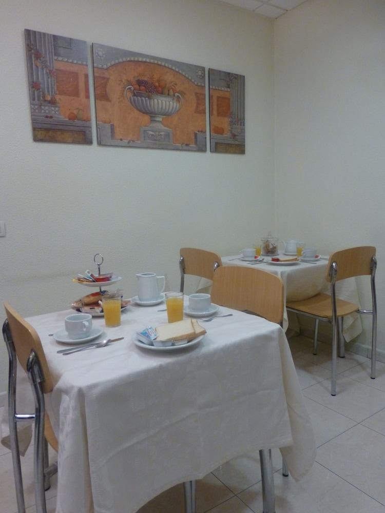 Hostal El Val Alcalá de Henares Exteriör bild